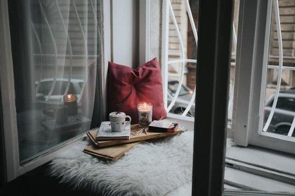 Comment créer un coin lecture cosy et inspirant dans un petit appartement?