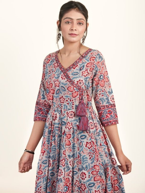 Comment sélectionner des accessoires pour rehausser une robe à motif cachemire?