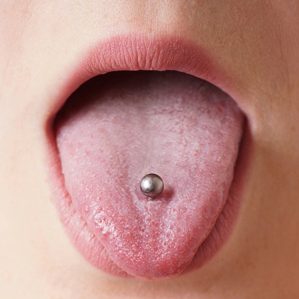 Découvrez le piercing langue: tendances et types à adopter